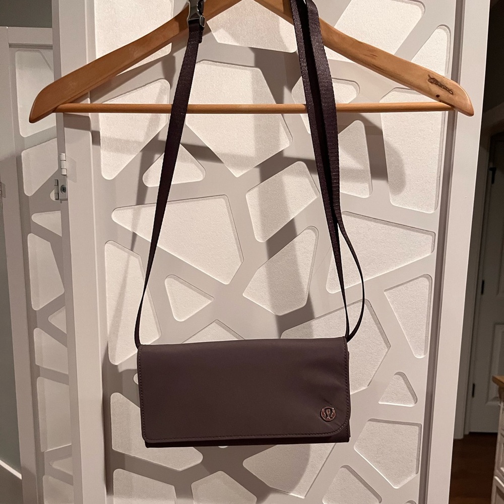 Lulu crossbody clutch. Gently used. Like new